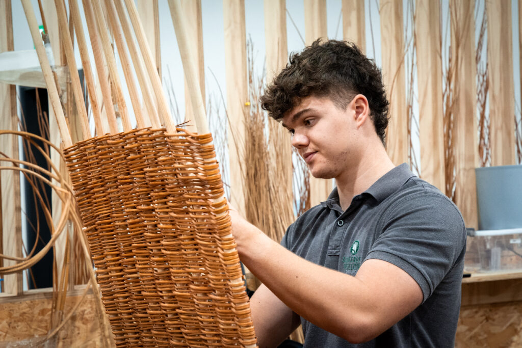 Weaving a coffin lid