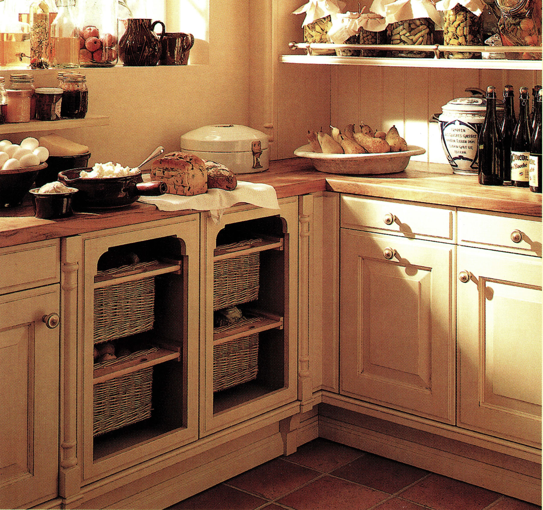 Kitchen with kitchen drawer baskets